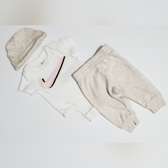 Nike Baby 3Pc Bodysuit, Jogger & Cap Set Size 3 Months - Picture 1 of 10
